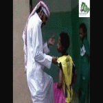 "عسير" فديو - حارس مدرسة يعتدي على طالب بالضرب