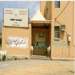 "عسير" حمير تقف امام مدخل أبتدائية عمقة. في ظل غياب حارس الابتدائية