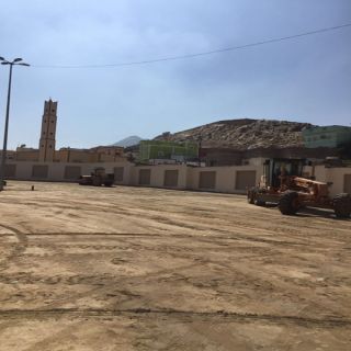 بالصور -بلدية #بارق تعمل على سفلتة سوق مركز ثلوث المنظر