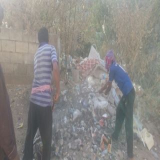بالصور -بلدية #بارق تُرسل فرق النظافة لرفع نفايات قُرى وسط ثلوث المنظر