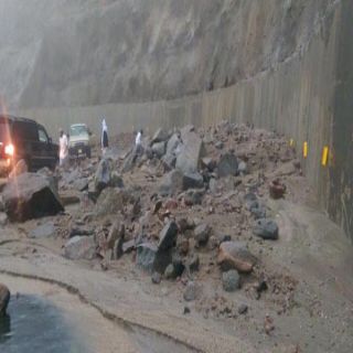 أمطار عسير تتسبب في إنهيارات صخرية بعقبة ضلع والجهات الأمنية تُغلقها