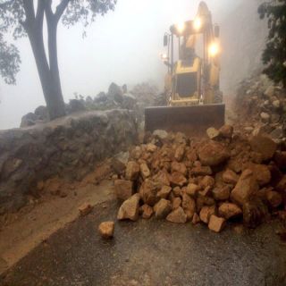 بلدية بني عمرو تعمل على إزالة مُخلفات الأمطار وإعادة فتح الطرق