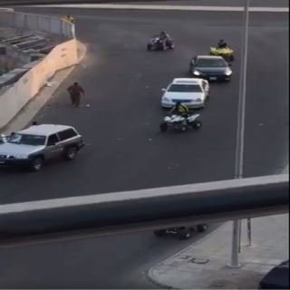 فيديو نجاة رجل أمن من مُحاولة دهس في تجمع افارقة بـ #جدة