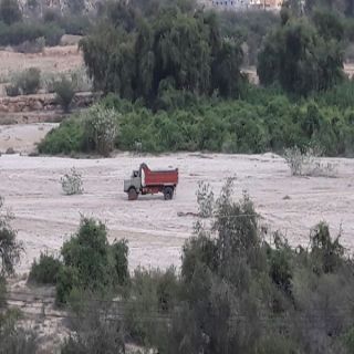 بالصور - العمالة تُسيطر على رمال أودية ثلوث المنظر..والجهات المسئولة تلتزم الصمت