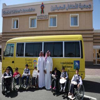 مركز جمعية الأطفال المعوقين بعسير يتسلم حافلة نقل حديثة من أرامكو