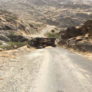 انقلاب شاحنة يُغلق طريق آل خليف بمُحافظة محايل