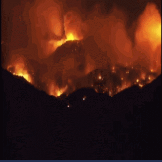 حريق جبل أثرب يُخلي بعض المنازل و"العاصمي" فرق الدفاع المدني في الموقع