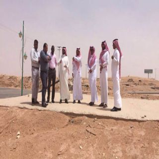 رئيس بلدية رفحاء يزور قرية المركوز ويُسلم المقاول مشروع حفر بئرسقيا المزروعات