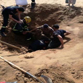 مدني #تبوك يُنقذ مُقيم آسيوي تعرض لإنهيار رملي داخل إحدى الحفريات