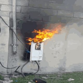 مواطن شمال ثلوث المنظر يوثق أحتراق عداد كهرباء منزله