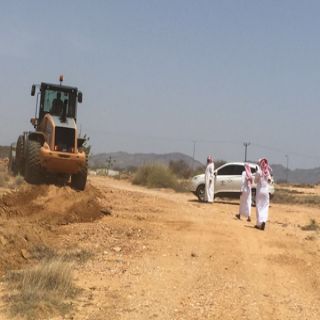 بالصور -بلدية #بارق ولجنة التعديات تُزيل تعديات على ارض حُكومية بقرية عمساء