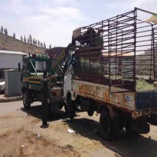 #امانة_عسير تنطم دخول وخروج السيارات لسوق الغنم بإزالة السيارات التالفه