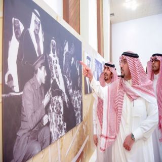 أمير القصيم يطلع على معرض "مسيرة وفاء وعطاء" للملك سلمان