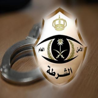 شرطة #جدة توقع بـ 3 مُقيمين سرقوا (13) قطعة ذهب من محل مجوهرات