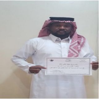 بتوجيهات أمير منطقة الرياض شرطة الرياض تكرم أحد المواطنين لتعاونه