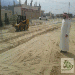 " عسير" مواطن يتكفل بصيانة طريق عام بعد غياب البلدية 