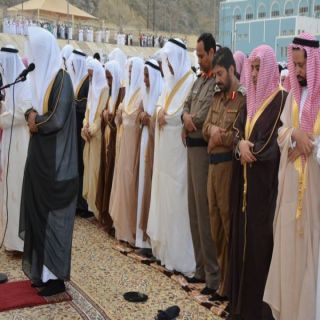 محافظ محايل يؤدي صلاة عيد الفطر ويعايد المرضى بمستشفى المُحافظة