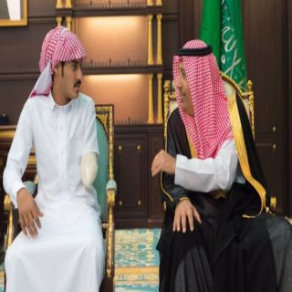 أمير #الباحة يُقبل جبين "الغامدي" أحد مُصابي الحد الجنوبي
