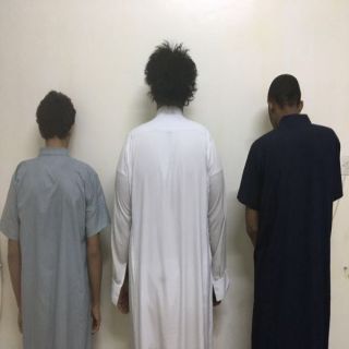 شرطة الرياض القبض على 3 امتهنوا استيقاف وسلب المارة