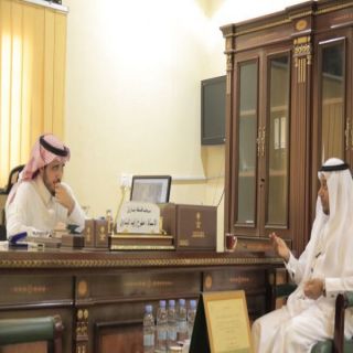 مُحافظ #بارق يلتقي في مكتبه في المُحافظة الباحث التاريخي أحمد البارقي