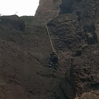 مدني #محايل ينقذ شاب علق بمنحدر صخري في جبل الحيلة