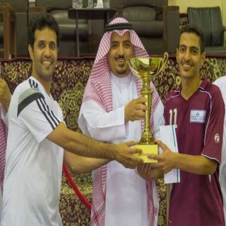 مدير #جامعة_القصيم يتوج منتخب كلية التربية بكأس بطولة كرة القدم للصالات