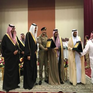 أمير #الباحة يتوج مُدير الدفاع المدني بجائزة (الباحه  للأبداع والتفوق)