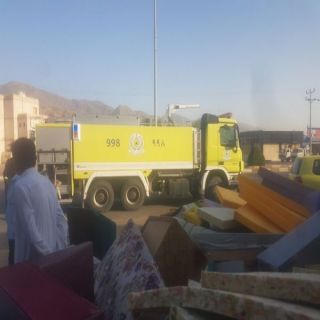 مدني #بحر_ابو_سكينة يُخمد حريق مجموعة اخشاب وكنب واسفنج داخل منجرة