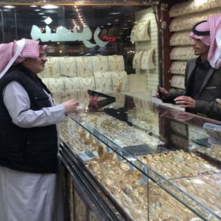مُدير فرع وزارة العمل في عسير يقف على توطين محلات الذهب بخميس مشيط