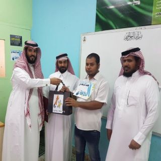 المُعلم عبدالله الشهري يتميز في درس عن"عامل النظافة" بعكرمة بن ابي جهل