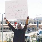 "حائل"حائل: زوج يعبر عن شوقه لرؤية اولاده عبر لافتة بعدما حرمته مطلقته من ذلك 