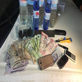 شرطة الرياض توقع بـ 7 مُخالين بينهم إمرأة بحوزتهم مواد مُخدرة وسلاح ناري