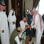 "عسير" محافظ خميس مشيط يبداء بتطعيم أحد الأطفال إيذاناً ببدء حملة التطعيم
