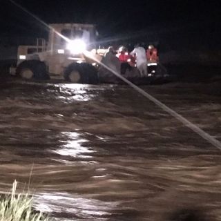 مدني عسير يؤكد خبر انتشال مواطنين علقوا في سيل وادي الغيل بثلوث المنظر