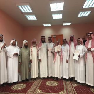 مدير #تعليم_بيشة يكرم المعلمين والطلاب المتميزين في حفل اختتام الانشطة بـمكتب #تعليم_خيبر الجنوب