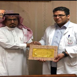 مُدير القطاع الصحي في #المجاردة يُكرم الأخصائي "الدكتور أحمد صلاح طيب