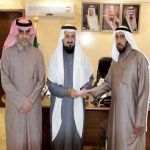 "عرعر" مهدي القري أبن المعلمة التي قامت بتوزيع العبايات يتسلم شهادة تكريم