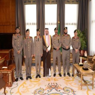 أمير عسير يقلد نائب مدير شرطة المنطقة وعدداً من الضباط رتبهم الجديدة