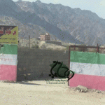 "عسير" عمالة يطلون جدار تشيح بالمجاردة بلون العلم الإيراني والبلدية تلزم صاحبه بطلائه 