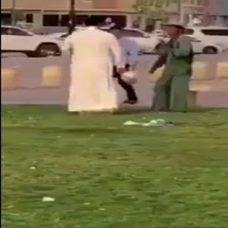 شرطة الرياض تقبض على مواطن ظهر في مقطع فيديو يصفع عامل نظافة