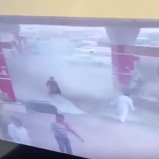 فيديو مواطنين ومُقيمين ينجحون في إخماد حريق محطة في نجران