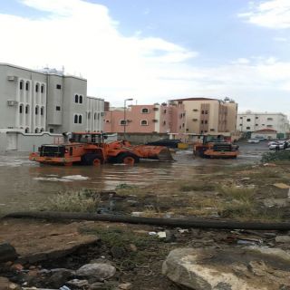الأمطار تكشف سوء تصريف المياه بعد غرق إحدى العمائر السكنية في خميس مشيط