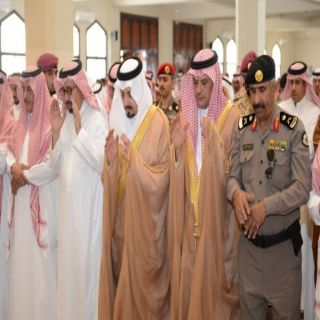 أمير عسير يؤدي صلاة الميت على الشيخ سليمان المتحمي بجامع الراجحي في أبها