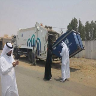 بالصور رئيسة بلدية ذهبان تقف ميدانياً على أعمال النظافة