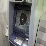 "مكة المكرمة" متقاعدة خمسينية تُحطم جهاز صراف آلي 