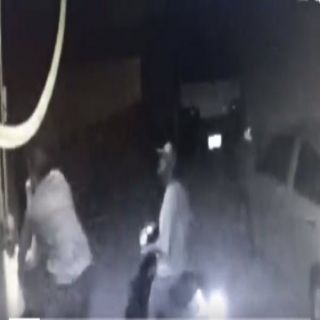 شرطة الرياض توقع بمُتهمين ظهروا في مقطع فيديو اثناء الإعتداء على مُقيم