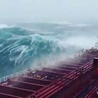 عاصفة مدارية قُبالة ساحل عُمان تُنذر بإعصار