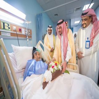 بعد أن وجه بعلاجه أمير القصيم يُتابع حالة مريض السمنة "يحي" ويُطمئن عليه