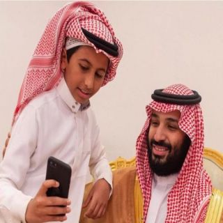 تَرَكْ فوق طويق .. ابيات شعر للشاعر "بن عويش" تصف صورة تجمع ولي العهد بطفل حائل