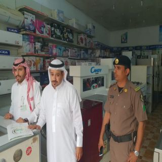 لجنة التوطين في #المجاردة تتفقد عدد من منافذ البيع